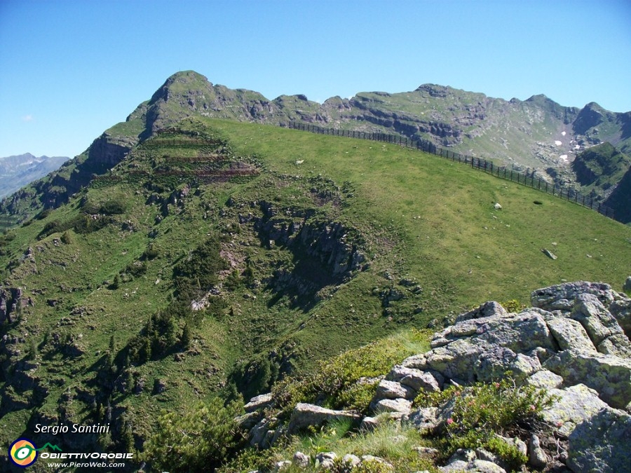 17 Mencucca e Pietra Quadra dalla cima più a sud.JPG